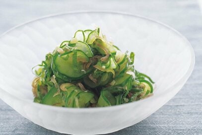 2つの食材でおいしさ倍増「キュウリの塩もみ」。主菜に添えたい万能副菜／大庭英子さんの時短レシピ