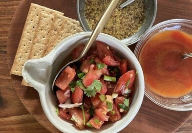 暑くなると繰り返しつくる「トマトサルサ」。刻んで混ぜるだけなのにおいしく万能