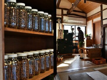 築120年の古民家をリノベして、妻は農家に、夫は珈琲屋に