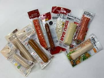 コンビニのスティック型サラダチキン。タンパク質量やカロリーを徹底比較