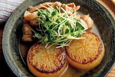 笠原将弘さんの「豚肉大根の照り焼き」の2品献立。香ばしい焼き目がおいしさの秘訣