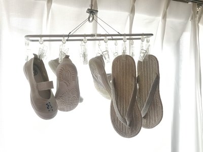 サンダルや靴を干す様子