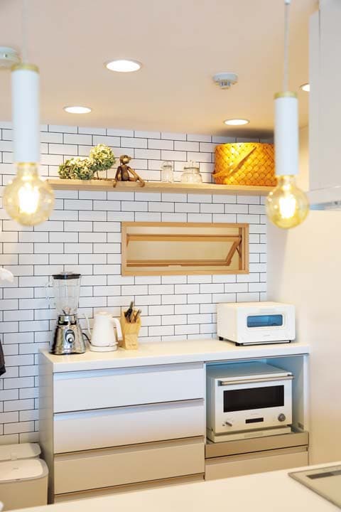 室内窓を設けたキッチン背面の壁