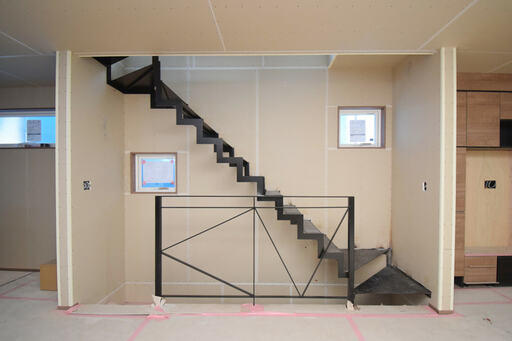 2階と3階をつなぐ階段はアイアン製のスケルトン階段