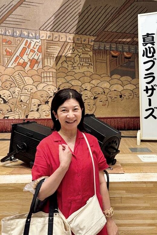 ステージ前に立つ後藤由紀子さん