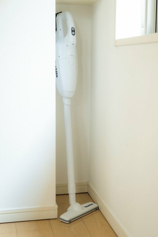 デッドスペースに収納されているハンディ掃除機
