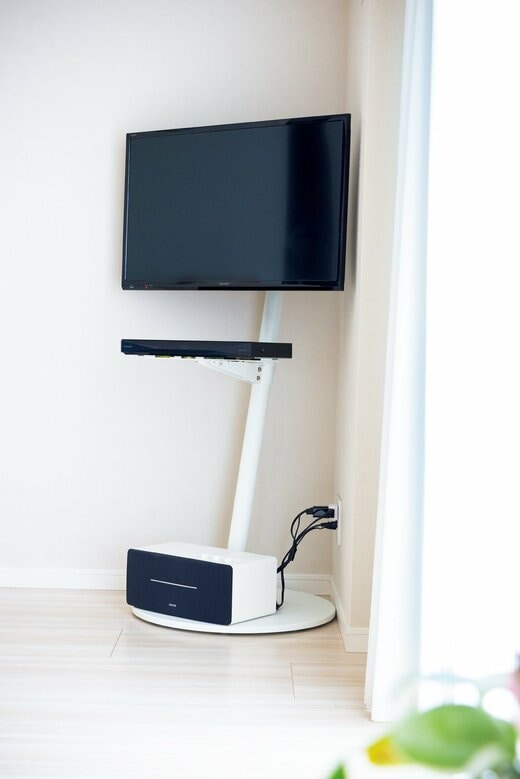 片づけ後に導入したシンプルなテレビスタンド