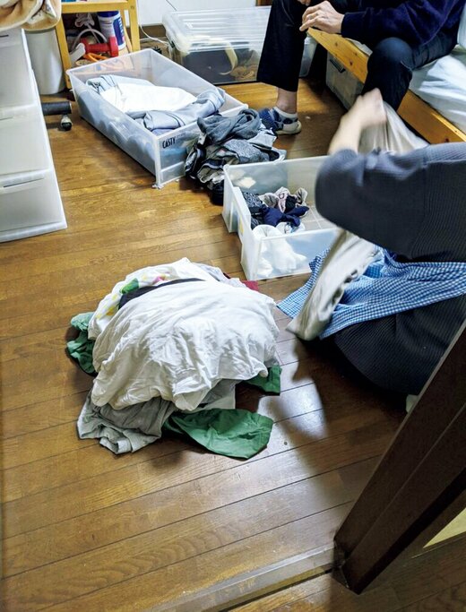片づけの最中のクローゼット