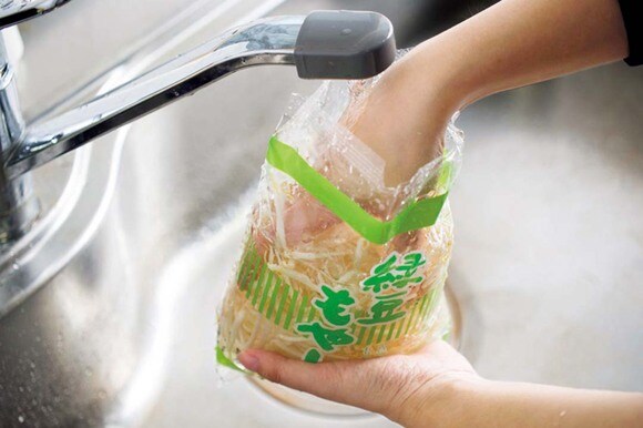 モヤシは袋のまま水洗いしてレンジ調理
