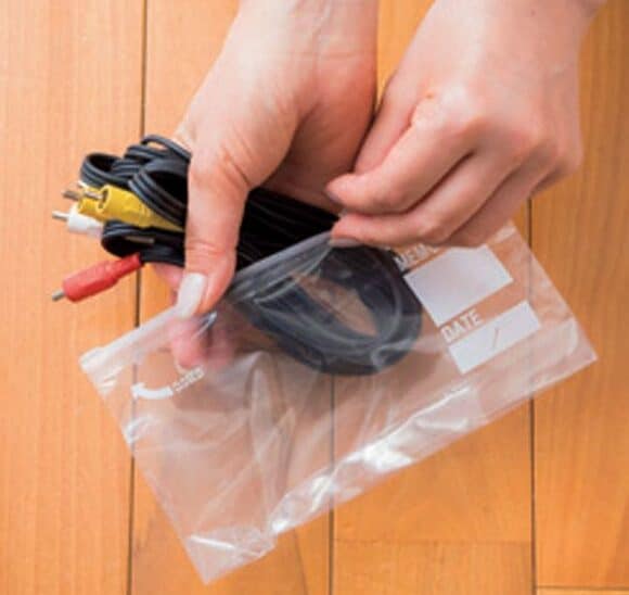 コードをジップロックに