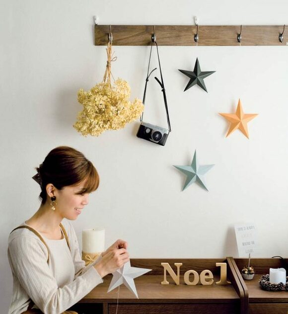 女性星のオーナメントもつ