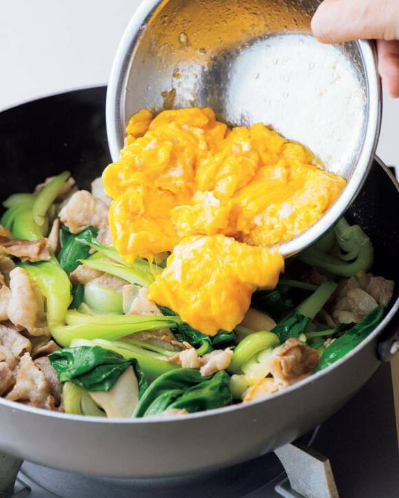 チンゲンサイに卵を入れる