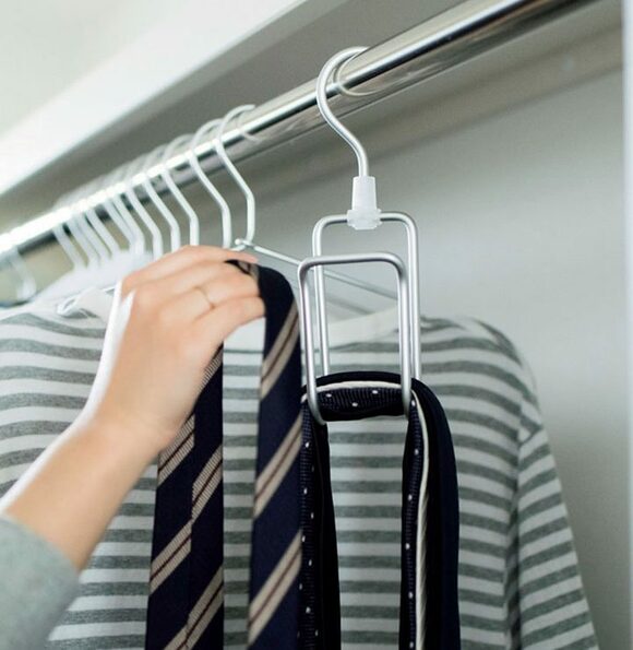 便利なネクタイハンガーで上から重ねていくだけに