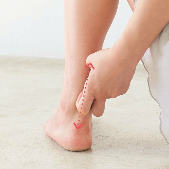 アキレス腱をほぐす様子