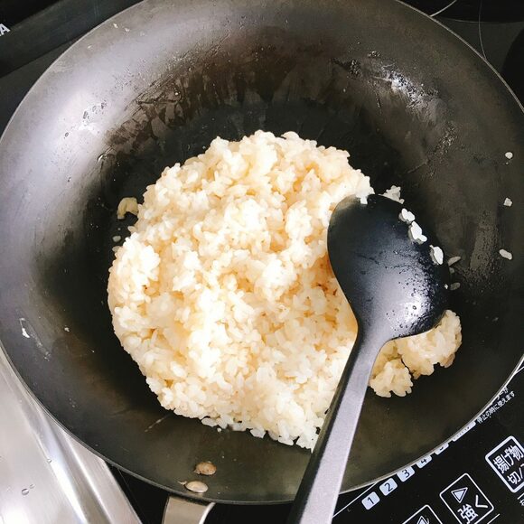 （3）のフライパンの残ったゆで汁を大さじ2くらいになるまで煮つめ、ご飯、顆粒鶏ガラスープを加えなじむまで混ぜる。