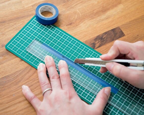 マスキングテープを短冊と同じ長さに切る