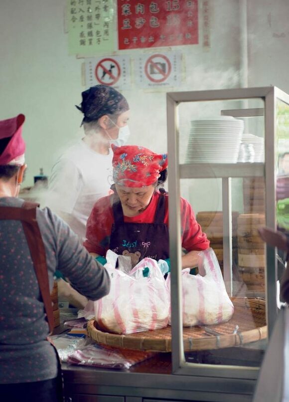 人気の肉まん店の店員