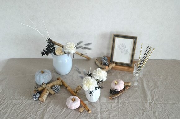 白いカボチャと白い花でシックに