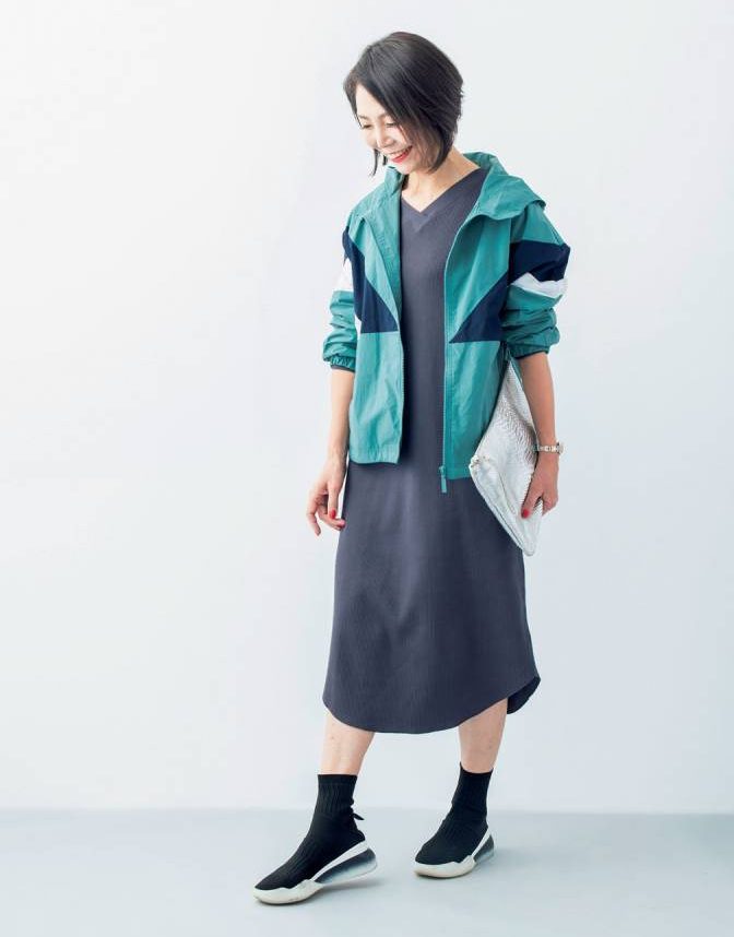 スポーティーな羽織りはワンピースで女性らしさをプラス