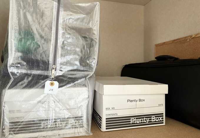 透明の収納袋と、白い紙箱