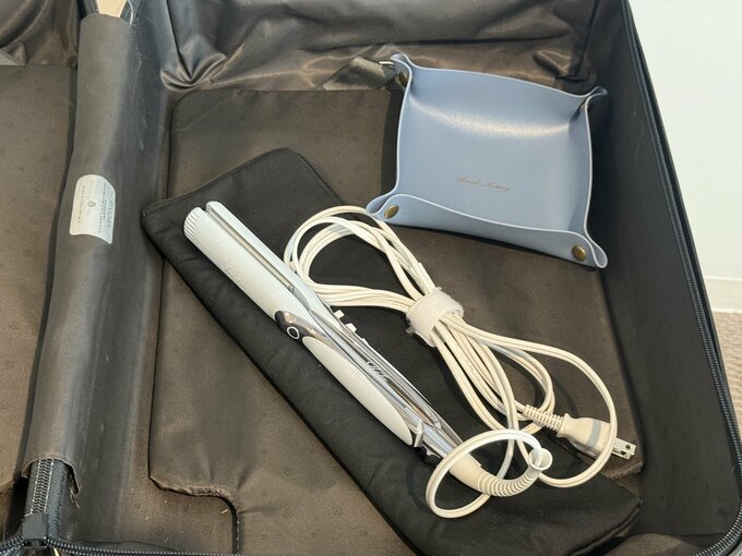 ヘアアイロンとアクセサリートレイ