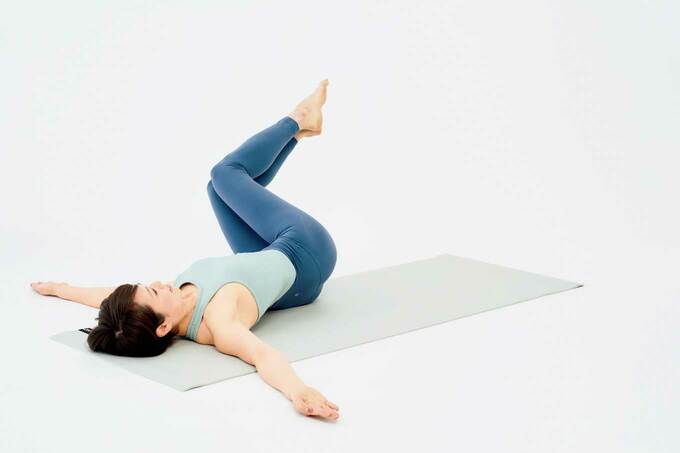 脚を閉じたまま片側に倒す