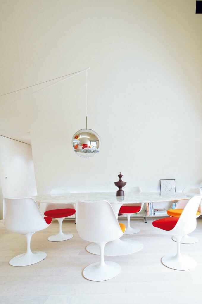 ダイニングにはエーロ・サーリネンのチューリップチェアとテーブル