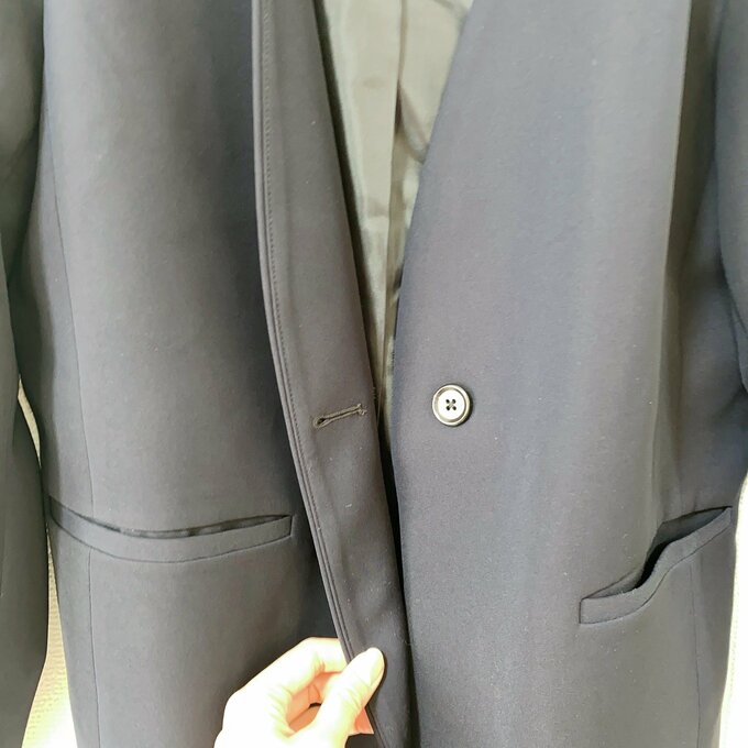 ボタンは内側に隠れる