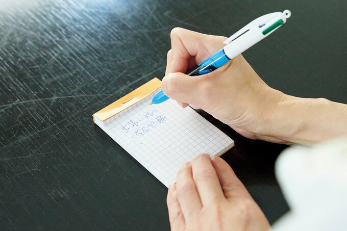 メモをとる様子