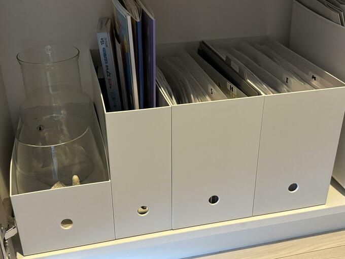 右側2つが書類を収納しているファイルボックス