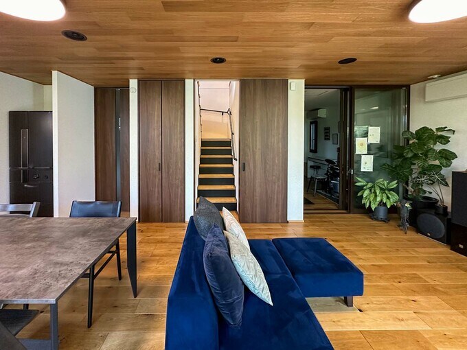 窓と反対側の長い辺の側