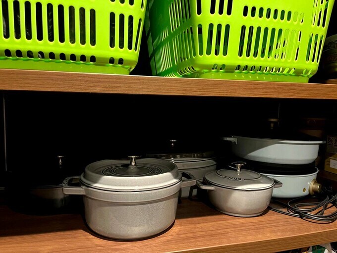 大きな鍋類も収納