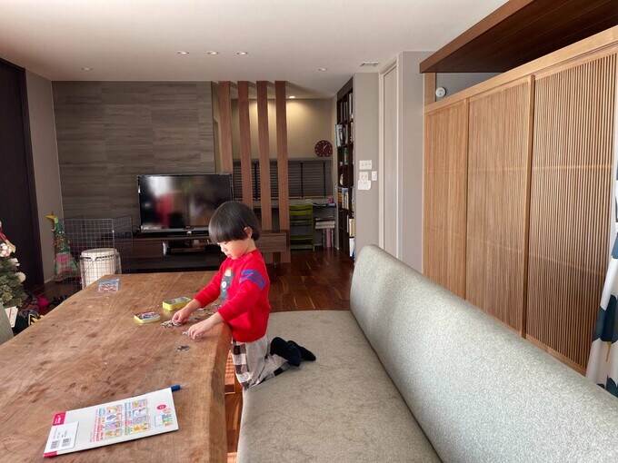 ダイニングテーブルで遊ぶ子ども