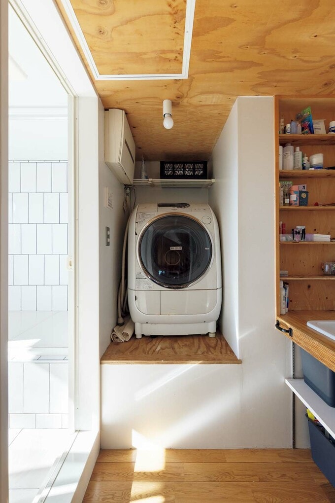 洗濯機置き場は1段高いスペース