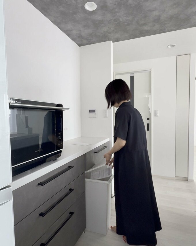 引き出しにものをしまう女性