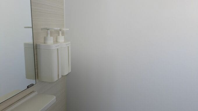 シャンプーやリンスのボトルはプラスチックに変更し、さらにマグネットで壁付けに