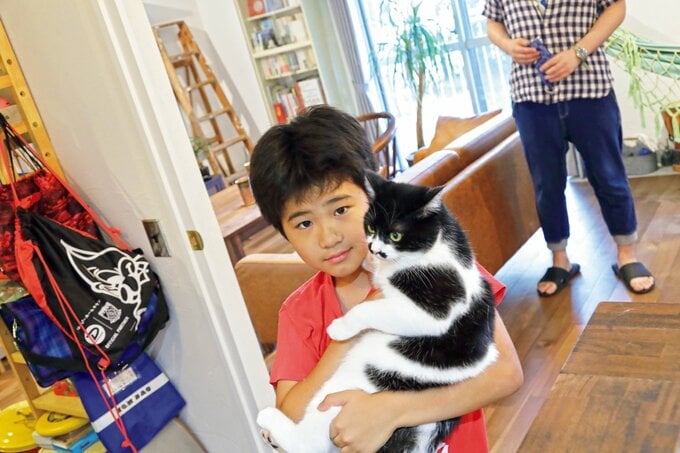 ネコを抱っこする長男