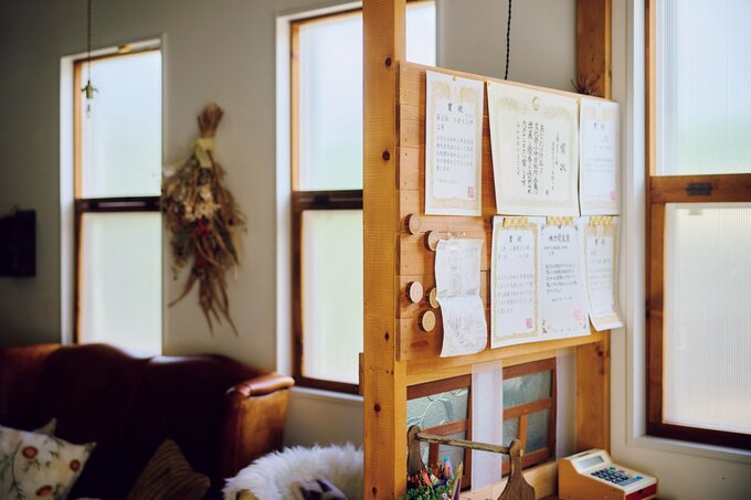 壁に飾られた賞状