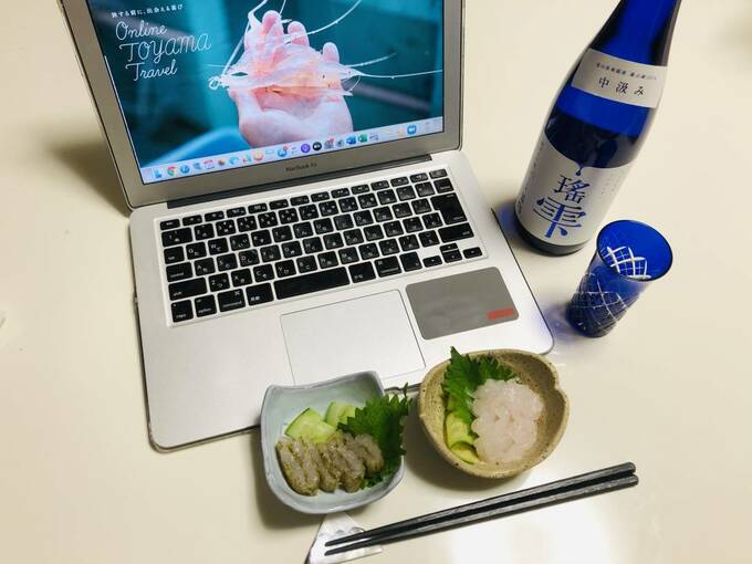 パソコンの前にお酒やつまみ