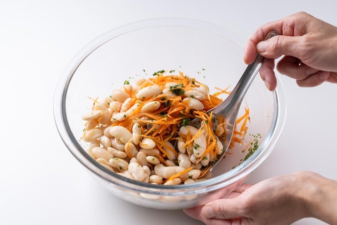 食材を混ぜ合わせる