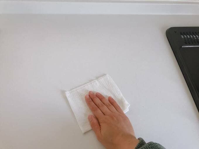ペーパータオルでふく様子