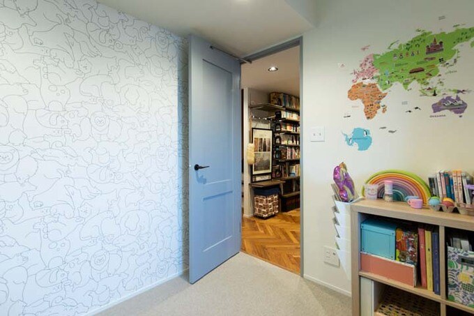 性別を感じさせない内装の子ども室