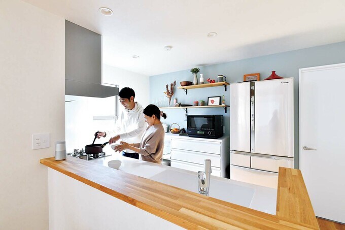 アクセントウォールに取りつけた棚