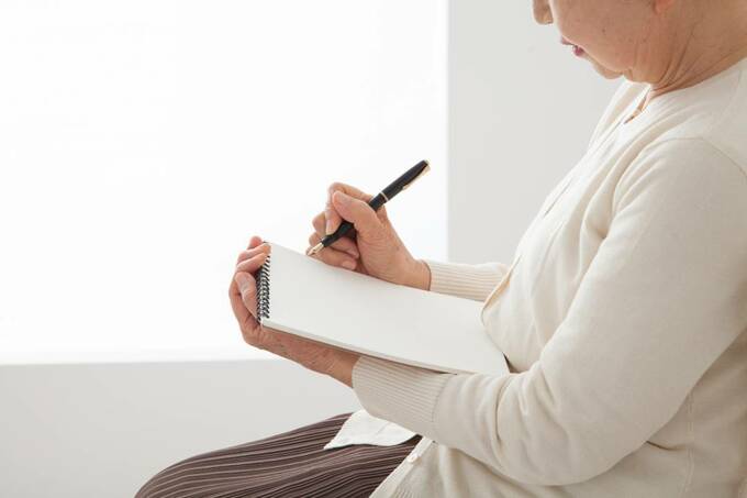 エンディングノートをつける母のイメージ