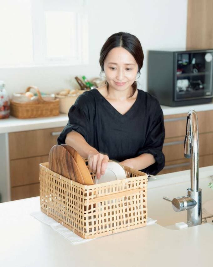 黒服女性水切りカゴ