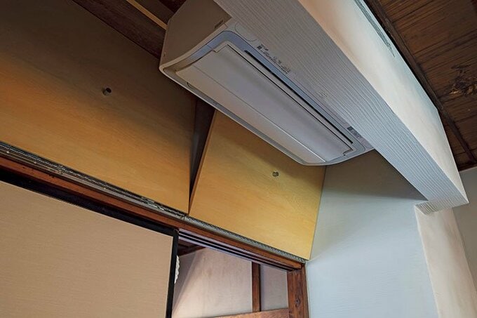 垂れ壁で目隠ししたエアコン