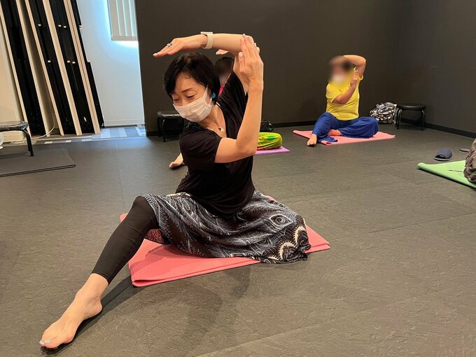 エクササイズをする川上麻衣子さん