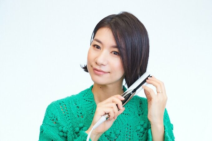 アイロンをする女性