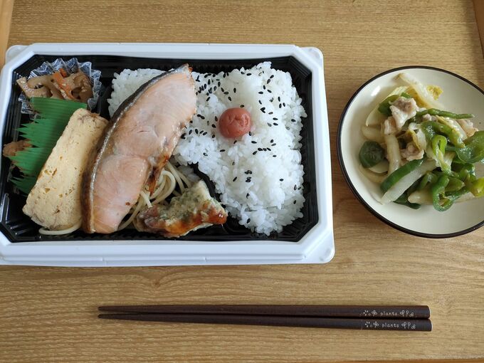 ランチの例。お弁当に、野菜多めの肉野菜炒めをプラス