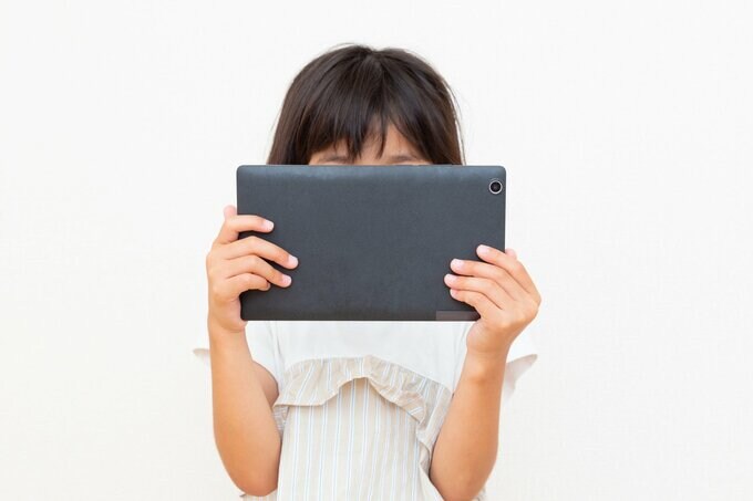 タブレットをみる子ども